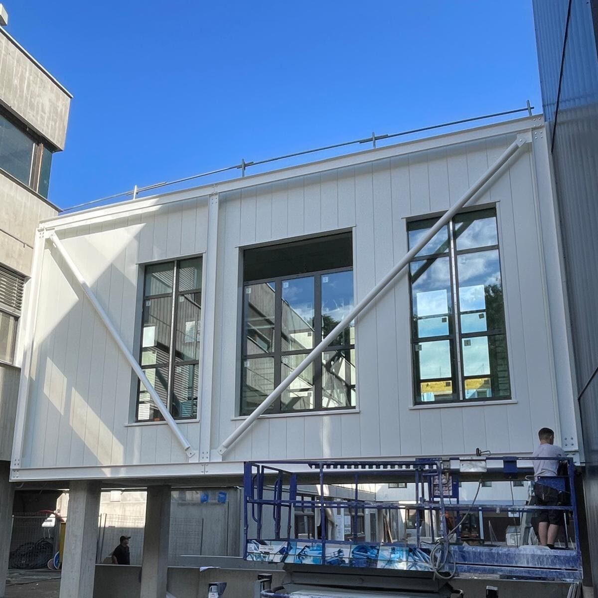 Façade extérieure avec structure métallique visible.