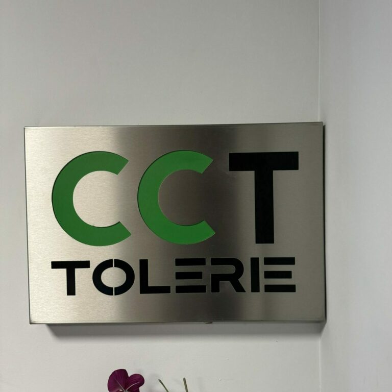 Conception d'une enseigne, tôle en inox brossé doublée d'une tôle de couleur.