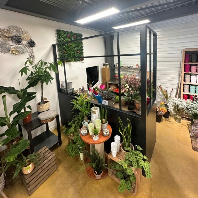 Cloison qui définit l’espace de ce magasin.