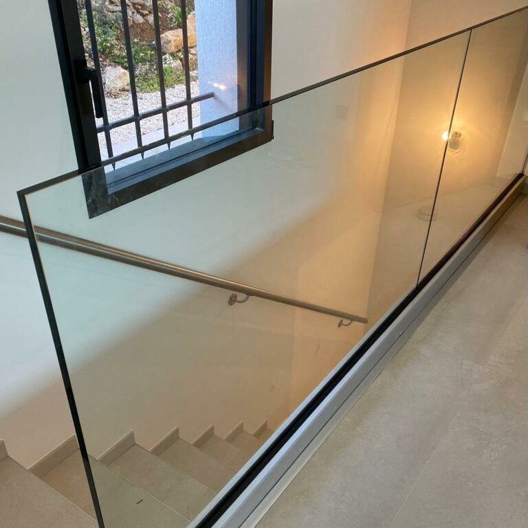 Garde-corps intérieur en verre