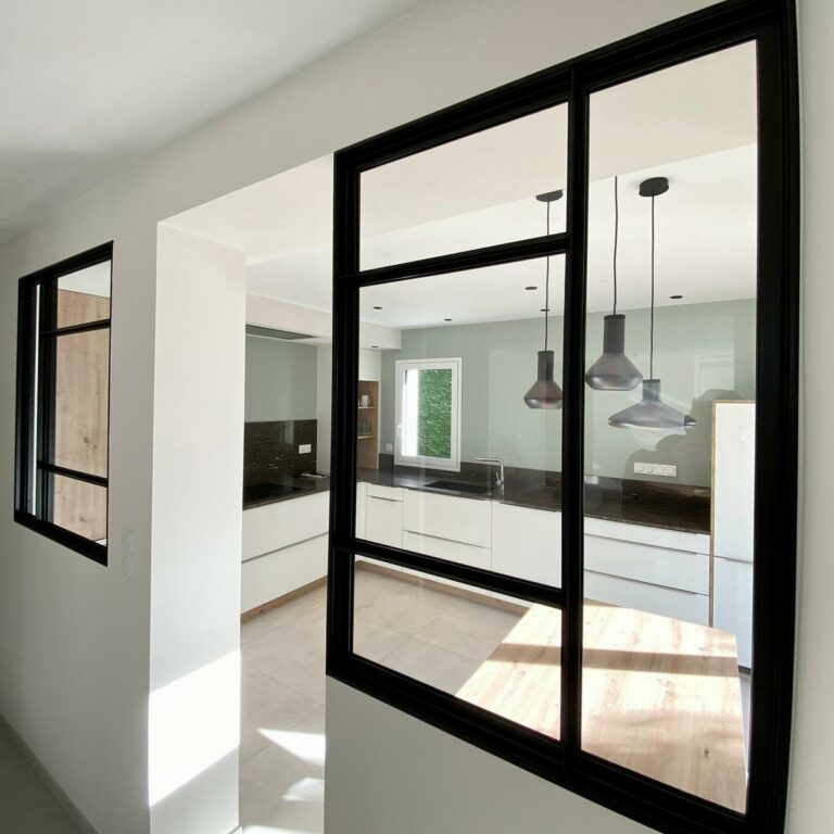 Deux verrières entre la cuisine et la pièce de vie